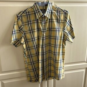 Izod Men’s Shortsleeve Button Up Shirt. Size M
